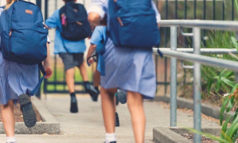 Tamworth children running to school