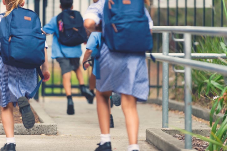 Tamworth children running to school