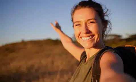 Girl moves her things into storage and goes travelling